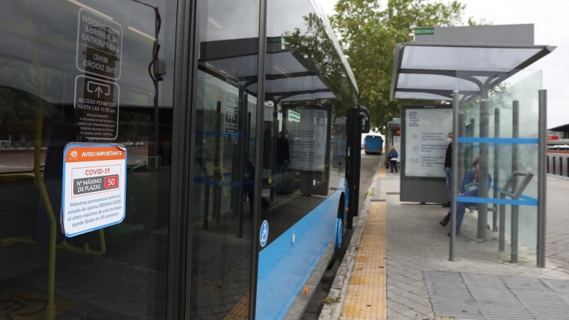 Entrada de uno de los autobuses de la Empresa Municipal de Transportes (EMT), donde se avisa del número máximo de plazas del vehículo tras reducirse el aforo del mismo . E.P./Marta Fernández