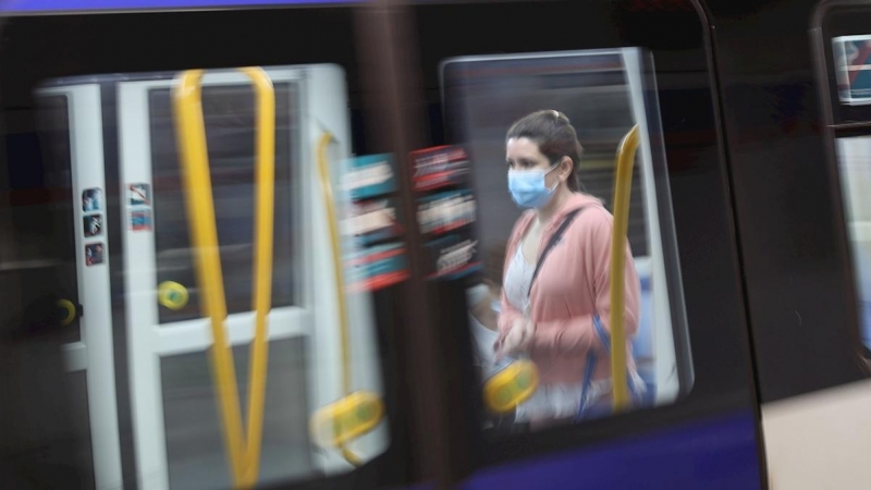 Una pasajera con mascarilla en un tren en la estación de metro de Sol en Madrid este lunes en el que la Comunidad de Madrid, el área metropolitana de Barcelona y amplias zonas de Castilla y León activan las medidas de alivio del confinamiento de la conoci