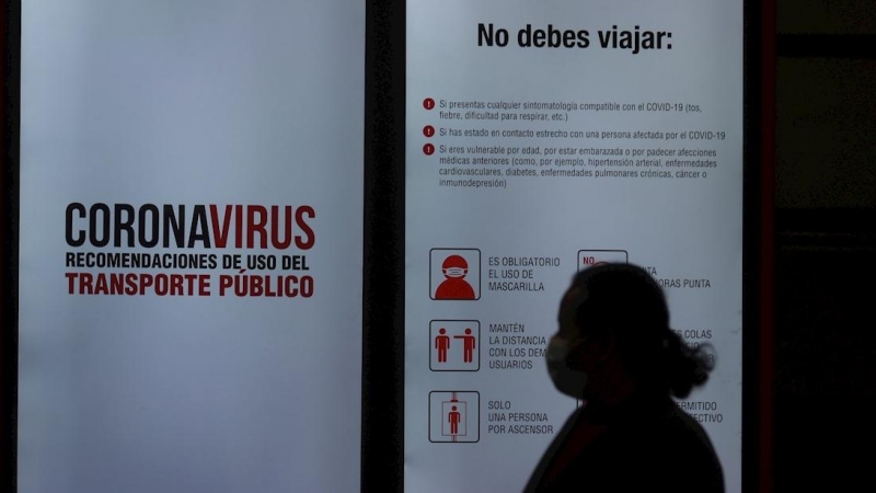 Pasajeros caminan por la estación de metro de Sol de Madrid. EFE/ Rodrigo Jimenez