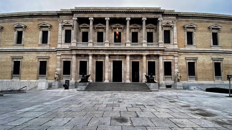 Entrada principal del Museo Arqueológico Nacional (MAN) flanqueada por dos esfinges aladas, en Madrid (España). - EDUARDO PARRA / EUROPA PRESS