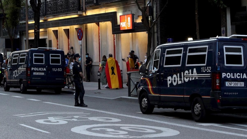 Despliegue policial junto a la sede del PSOE en la calle Ferraz de Madrid. - EFE/ Rodrigo Jiménez