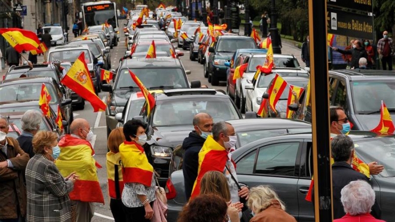 La manifestación convocada por Vox para protestar contra la gestión del Gobierno en la crisis provocada por la pandemia del nuevo coronavirus ha colapsado hoy el recorrido establecido para la marcha por el centro de Oviedo, a la que se han sumado centenar