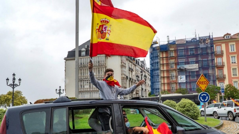 Manifestación convocada por Vox en coche en Santander contra la gestión del Gobierno en la pandemia de coronavirus. EFE/ROMÁN G. AGUILERA