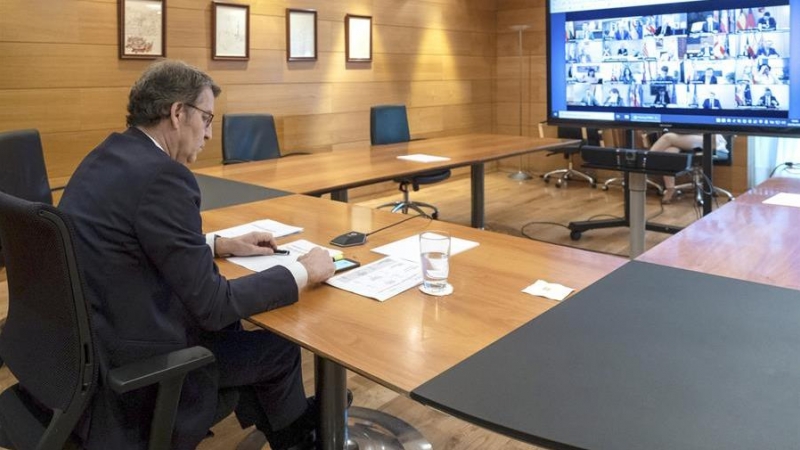 El presidente de la Xunta, Alberto Núñez Feijóo, durante la videoconferencia con el presidente del Gobierno, Pedro Sánchez, y los demás presidentes autonómicos para evaluar la situación ante el coronavirus, esta mañana en Santiago de Compostela. EFE/XUNTA