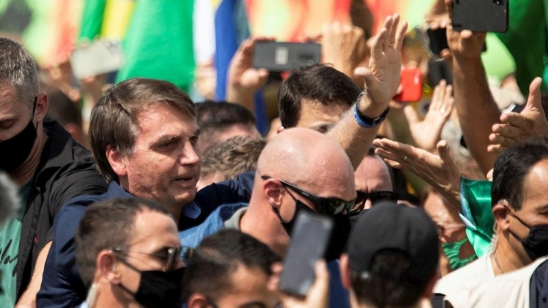 Bolsonaro se reúne con sus seguidores en Brasilia. / JOÉDSON ALVES (EFE)