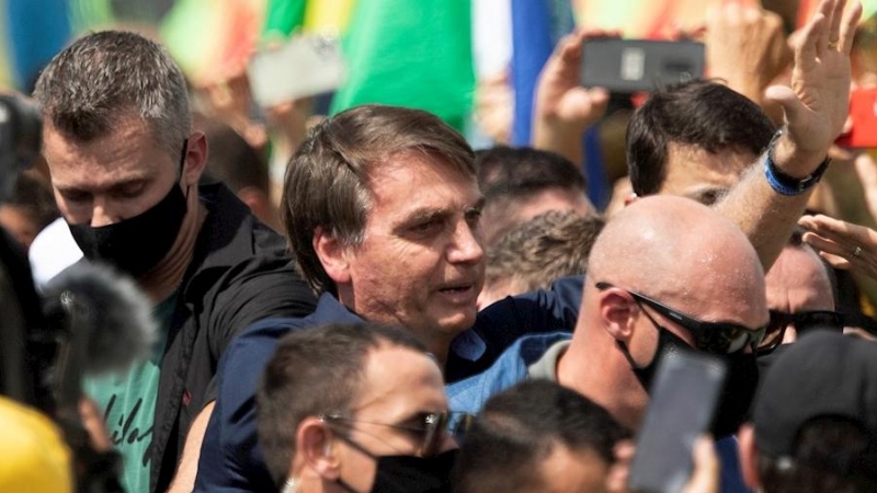 Bolsonaro se reúne con sus seguidores en Brasilia. / JOÉDSON ALVES (EFE)