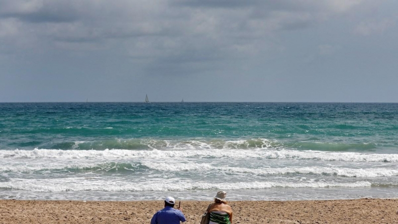 Una pareja en la playa de El Saler. EFE