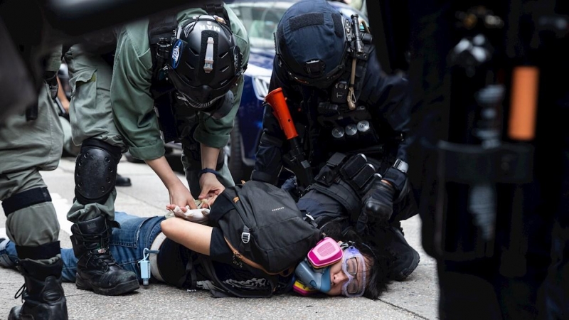 La policía detiene a un manifestante durante una manifestación contra la implementación de la ley de seguridad nacional en Hong Kong. EFE / JEROME FAVRE