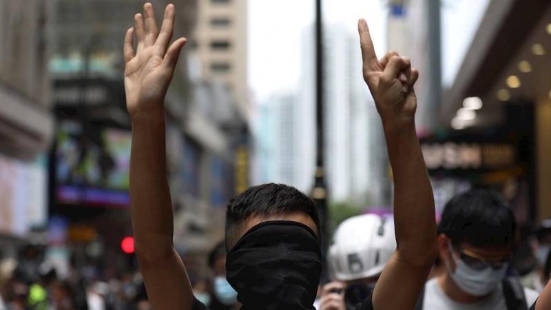 Un manifestante con la cara cubierta de gestos durante una manifestación contra la implementación de una nueva ley de seguridad nacional. EFE / JEROME FAVRE