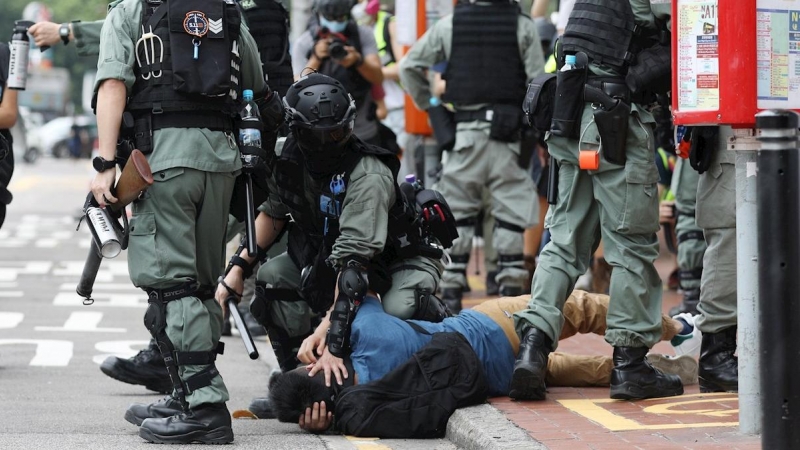 La policía antidisturbios detiene a un manifestante durante una manifestación contra la implementación de una nueva ley de seguridad nacional. EFE / JEROME FAVRE