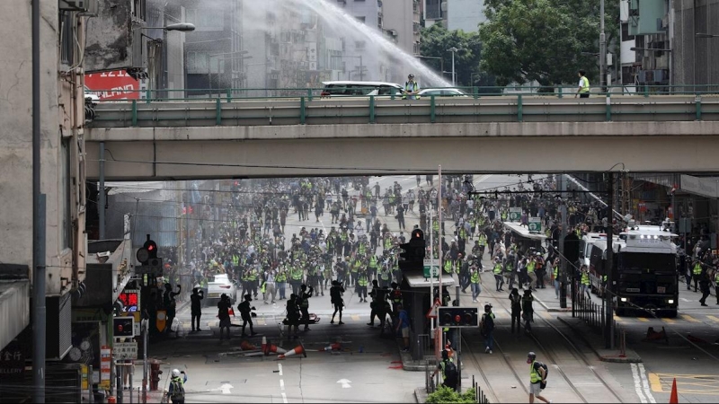 Cañones antidisturbios rocían agua para dispersar a los manifestantes durante una manifestación contra la implementación de una nueva ley de seguridad nacional. EFE / JEROME FAVRE