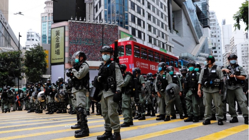 La policía antidisturbios hace guardia durante una marcha contra los planes de Beijing de imponer una legislación de seguridad nacional. REUTERS / Tyrone Siu