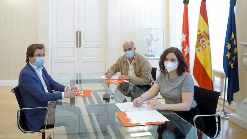 22/05/2020.- La presidenta de la Comunidad de Madrid, Isabel Díaz Ayuso (d), se reúne con el alcalde de Madrid, José Luis Martínez-Almeida (i), y con el viceconsejero de salud pública y plan covid-19, Antonio Zapatero (c), para tratar sobre el cambio a la