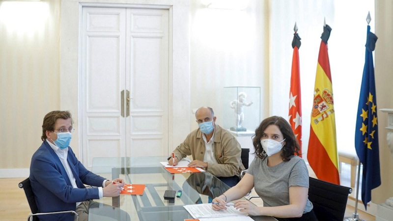 22/05/2020.- La presidenta de la Comunidad de Madrid, Isabel Díaz Ayuso (d), se reúne con el alcalde de Madrid, José Luis Martínez-Almeida (i), y con el viceconsejero de salud pública y plan covid-19, Antonio Zapatero (c), para tratar sobre el cambio a la