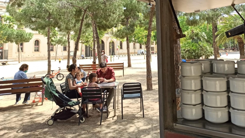 El bar-xiringuito Tsunami als Jardins del Baix Guinardó durant el primer dia de desconfinament. Maria Rubio