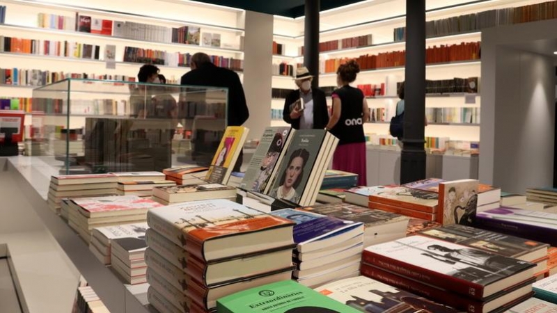 L'interior de la llibreria Ona durant el seu primer dia d'obertura aquest dilluns. ACN