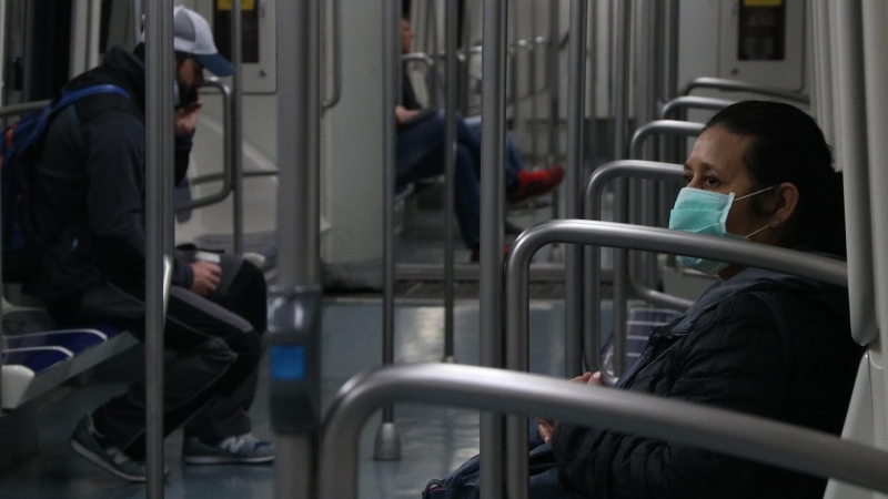 Una usuària del metro de Barcelona amb mascareta a l'interior d'un tren de la línia 3. ALBERT CADANET / ACN