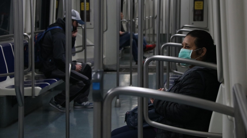 Una usuària del metro de Barcelona amb mascareta a l'interior d'un tren de la línia 3. ALBERT CADANET / ACN