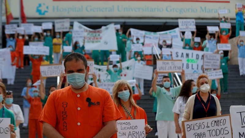 25/05/2020.- Personal sanitario del Hospital Gregorio Marañón sale a la calle para pedir mejores condiciones laborales. / EFE - EMILIO NARANJO