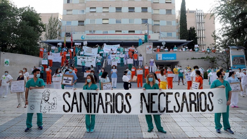 Personal sanitario del Hospital Gregorio Marañón sale a la calle para pedir mejores condiciones laborales. / EFE - EMILIO NARANJO