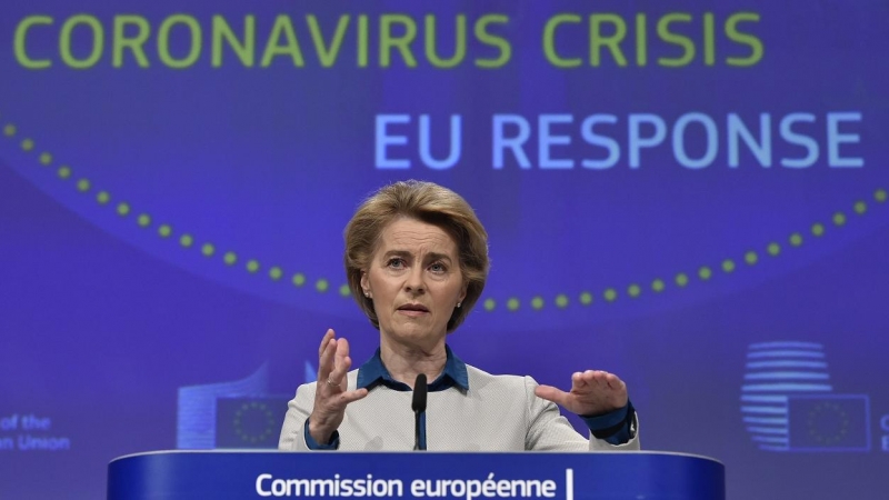 La presidenta de la Comisión Europea, Ursula von der Leyen, en una rueda de prensa en Bruselas a mediados de abril sobre las medidas de la UE frente a la pandemia del coronavirus. AFP/John Thys/Pool