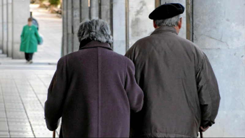 Una pareja de ancianos caminando por la calle / EFE