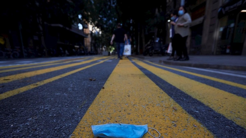 22/05/2020.- Una mascarilla quirúrgica desechada en el centro de Barcelona. EFE/Alejandro García