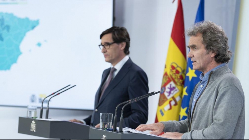 El director del CCAES, Fernando Simón en primer plano y el ministro de Sanidad, Salvador Illa (Foto. Moncloa)