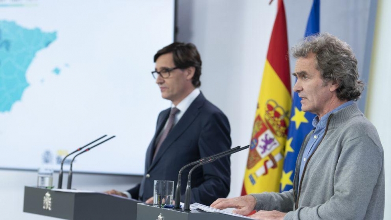 El director del CCAES, Fernando Simón en primer plano y el ministro de Sanidad, Salvador Illa (Foto. Moncloa)