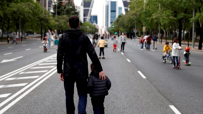 Un hombre pasea con su hijo por el Paseo de la Castellana. EFE/Mariscal/Archivo