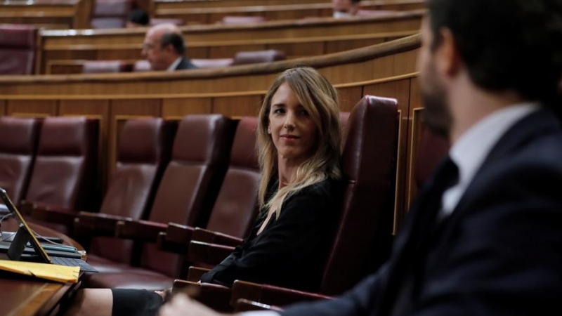 El líder del PP, Pablo Casado (d), y la portavoz popular, Cayetana Álvarez de Toledo, durante la sesión de control al Gobierno celebrada este miércoles en el Congreso. EFE/Chema Moya