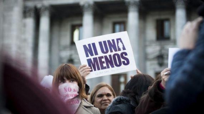 Una mujer levanta un cartel de 'Ni una menos' durante una concentración / EFE / Archivo