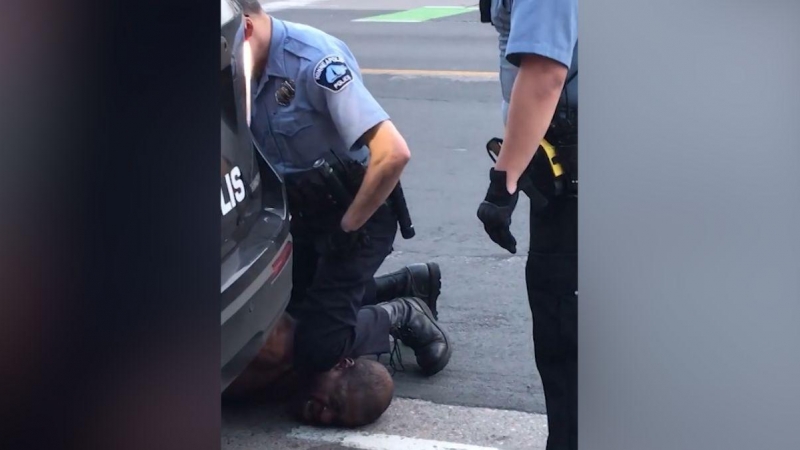Captura del vídeo difundido en redes sociales en el que se ve a un policia encima del cuello de George Floyd, quien murió bajo custodia policial en Mineapolis.