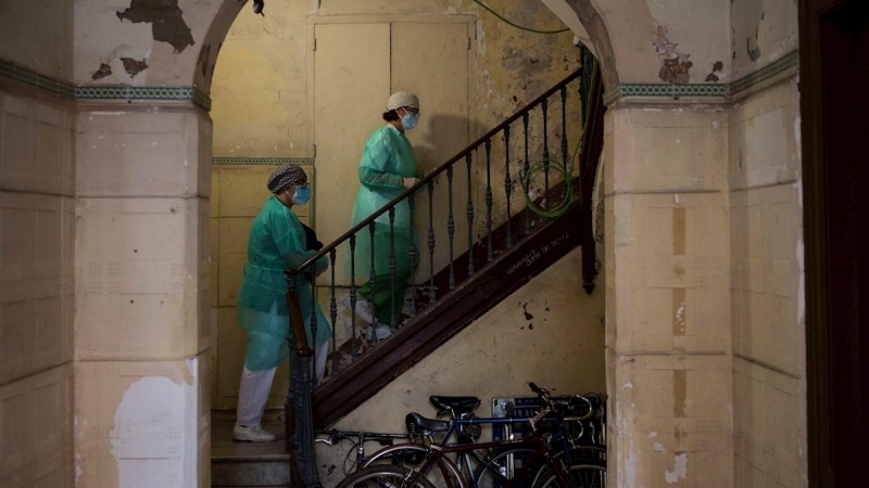 Des de l'inici de la crisi del coronavirus, les visites i atencions domiciliàries per part d'infermeria i metges del CAP del Raval han augmentat considerablement. EFE/Enric Fontcuberta