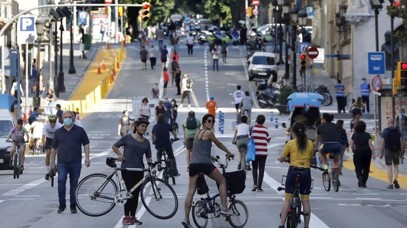 La Via Laietana de Barcelona plena el primer dissabte previ a la fase 1 de desconfinamient a la capital catalana. EFE/ Andreu Dalmau