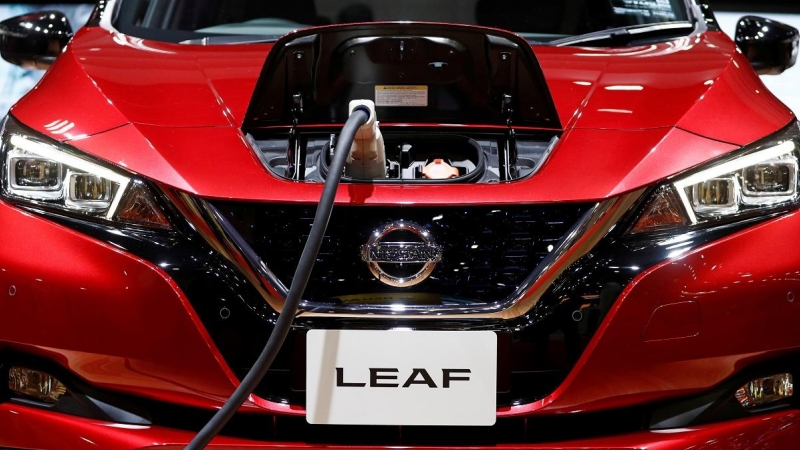 Se conecta un cable de carga a un automóvil eléctrico Nissan en el Salón del Automóvil de Tokio, Japón. REUTERS / Edgar Su / Archivo