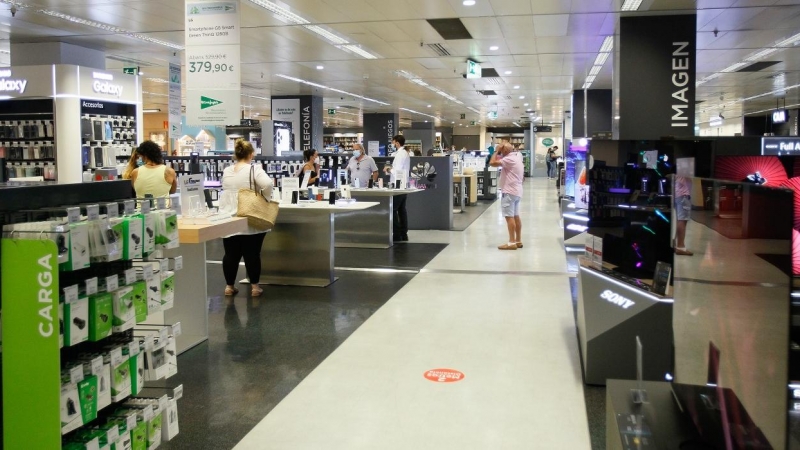 Interior de un Corte Inglés de Palma, en el primer día de la Fase 2 de desescalada. E.P./Isaac Buj