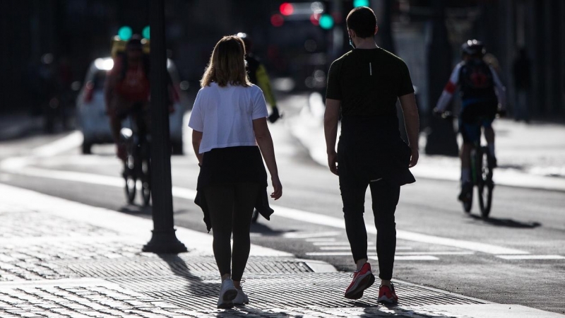 Una pareja pasea por las calles de Madrid. E.P./Joaquin Corchero