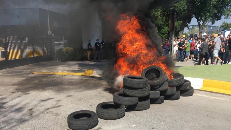 Els pneumàtics en flames que han encès els treballadors de Nissan durant les protestes pel tancament de les plantes a Catalunya. Imatge del 28/05/20 (Horitzontal). Aina Martí | ACN