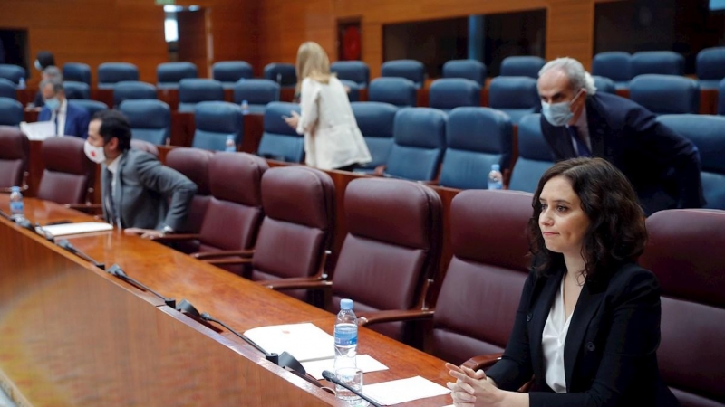 La presidenta de la Comunidad de Madrid, Isabel Díaz Ayuso, al inicio del pleno celebrado este jueves en la Asamblea de Madrid. EFE/Emilio Naranjo