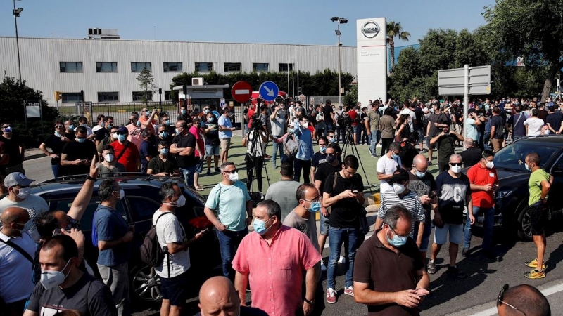 28/05/2020.-Decenas de trabajadores de la fábrica de Nissan en la Zona Franca de Barcelona se han concentrado este jueves ante la planta y han empezado a preparar previsiblemente protestas tras el anuncio del cierre realizado por la multinacional.EFE/ Ale