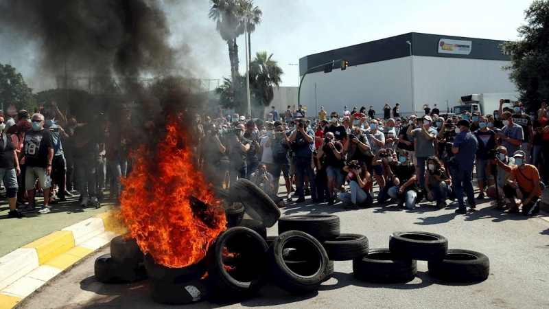 28/05/2020.-Decenas de trabajadores de la fábrica de Nissan en la Zona Franca de Barcelona se han concentrado este jueves ante la planta y han quemado neumáticos en el marco de sus protestas tras el anuncio del cierre realizado por la multinacional.EFE/ A