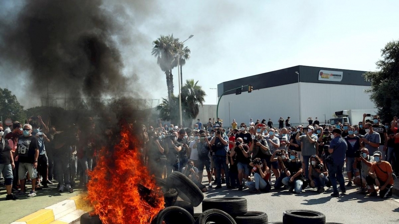 28/05/2020.-Decenas de trabajadores de la fábrica de Nissan en la Zona Franca de Barcelona se han concentrado este jueves ante la planta y han quemado neumáticos en el marco de sus protestas tras el anuncio del cierre realizado por la multinacional.EFE/ A