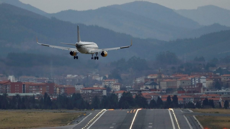 19/05/2020.- Un avión de la aerolínea Vueling toma tierra en el aeropuerto de Loiu, en Bilbao. EFE/ Luis Tejido/Archivo