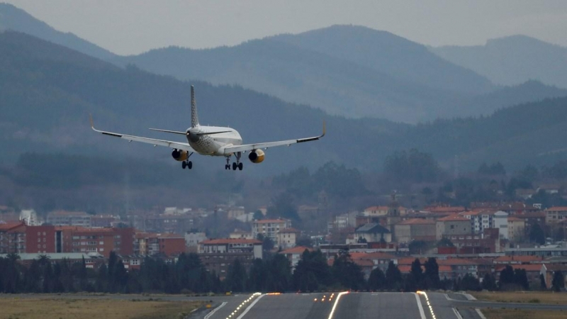 19/05/2020.- Un avión de la aerolínea Vueling toma tierra en el aeropuerto de Loiu, en Bilbao. EFE/ Luis Tejido/Archivo