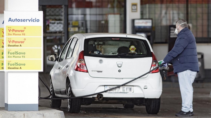 Un hombre reposta carburante en una estación de servicio. E.P./Eduardo Parra