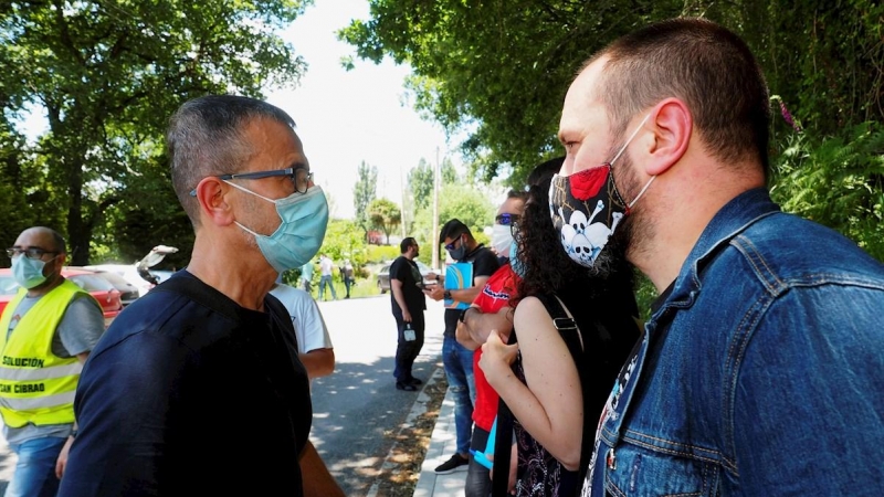 28/05/2020.- Representantes de los trabajadores de Alu Ibérica (la antigua Alcoa) de San Cibrao, Lugo tras reunirse este jueves con representantes de la empresa informarles de las graves circunstancias y de la situación insostenible por la que atraviesa l