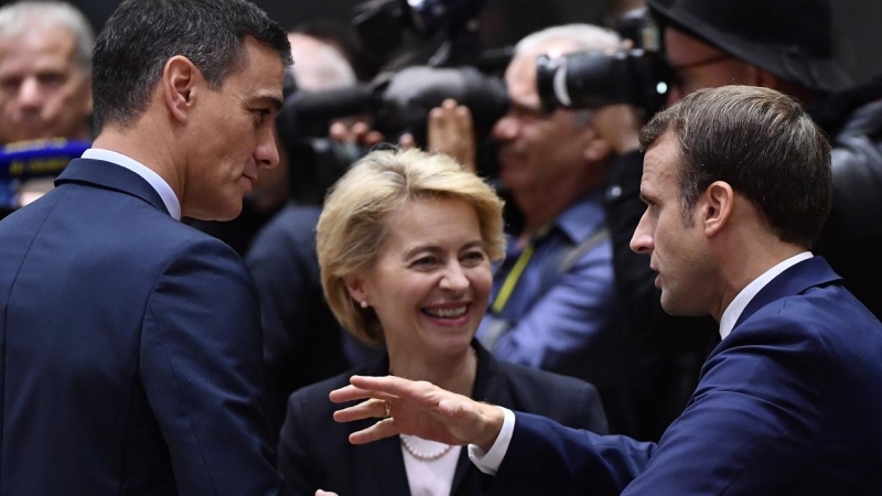 El presidente del Gobierno, Pedro Sánchez, con la presidenta de la Comisión Europea, Ursula Von der Leyen, y el presidente francés, Emmanuel Macron, a su llegada para la cumbre de la UE celebrada en Bruselas en octubre dee 2019, AFP/John Thys