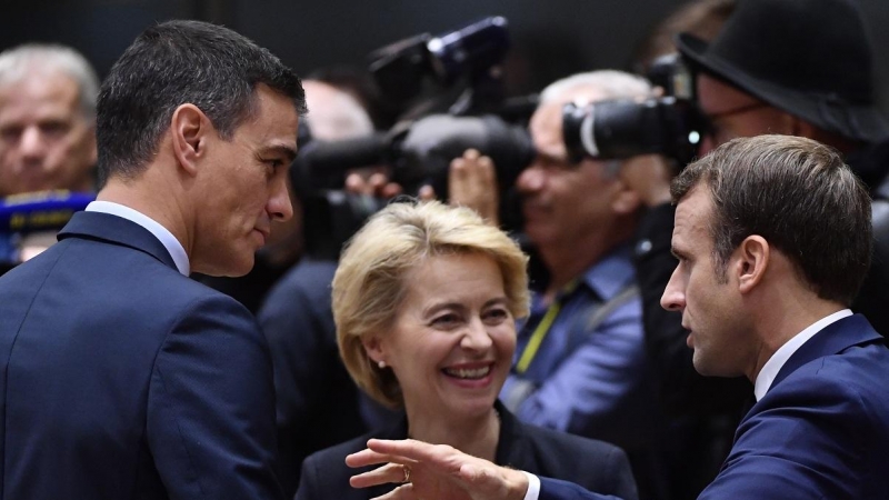 El presidente del Gobierno, Pedro Sánchez, con la presidenta de la Comisión Europea, Ursula Von der Leyen, y el presidente francés, Emmanuel Macron, a su llegada para la cumbre de la UE celebrada en Bruselas en octubre dee 2019, AFP/John Thys