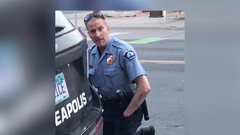 Captura del vídeo difundido en redes sociales en el que se ve a un policia encima del cuello de George Floyd, quien murió bajo custodia policial en Mineapolis.